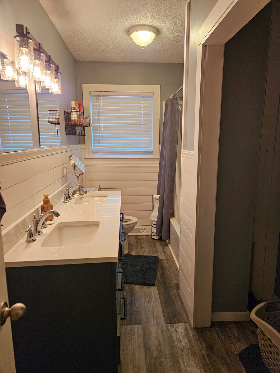 1st Floor Bathroom