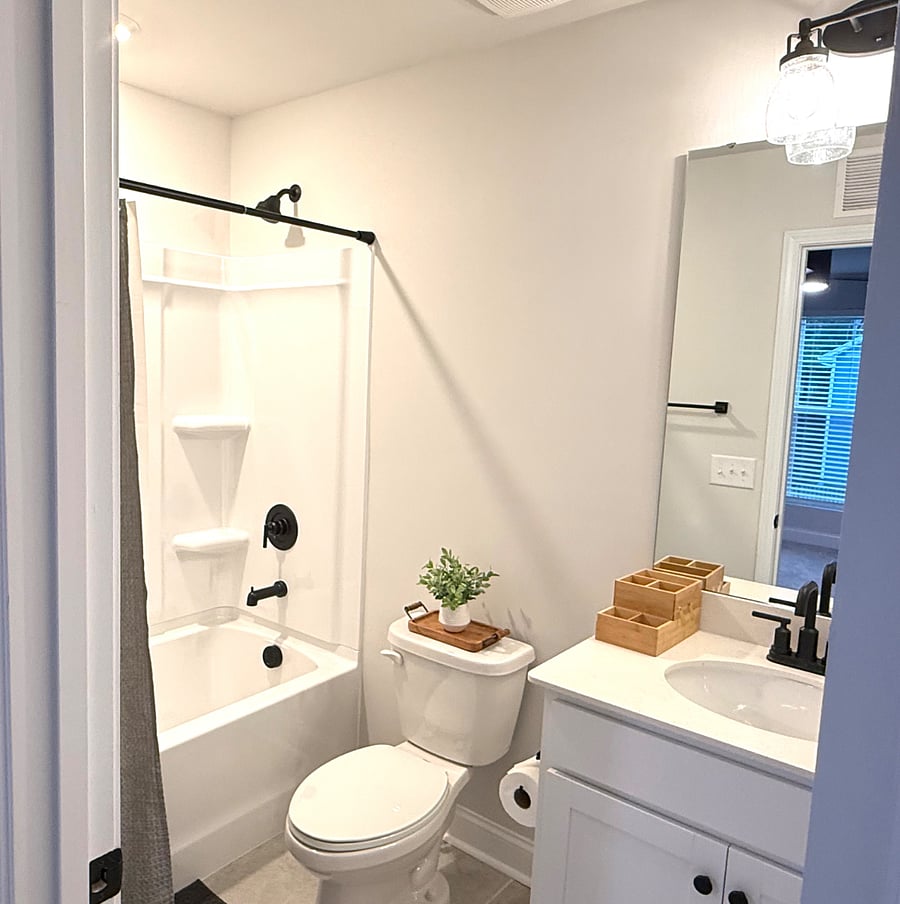 Private en-suite full bathroom.