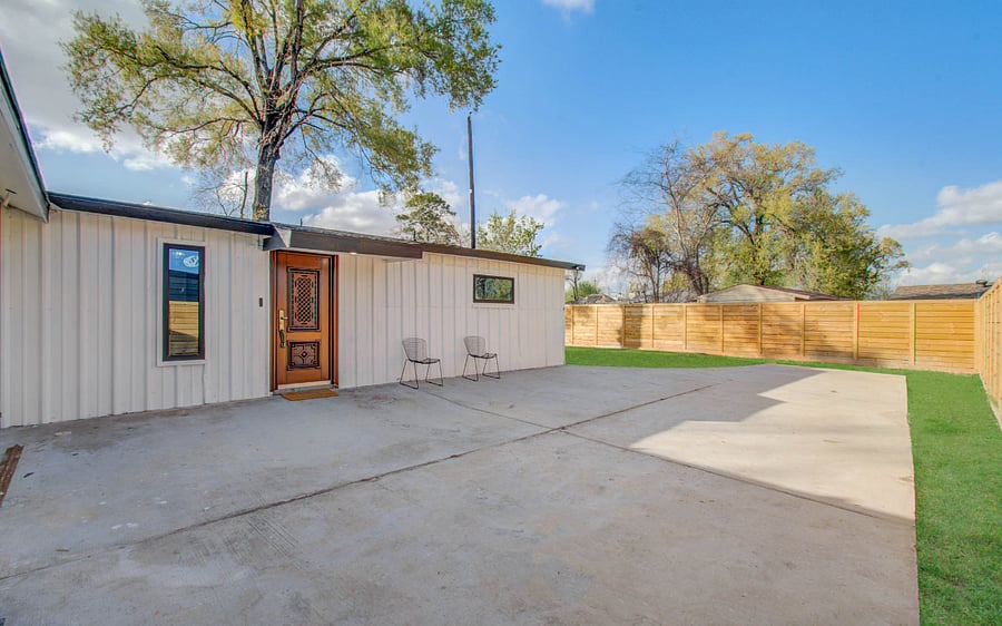 Large driveway,fully fenced big backyard