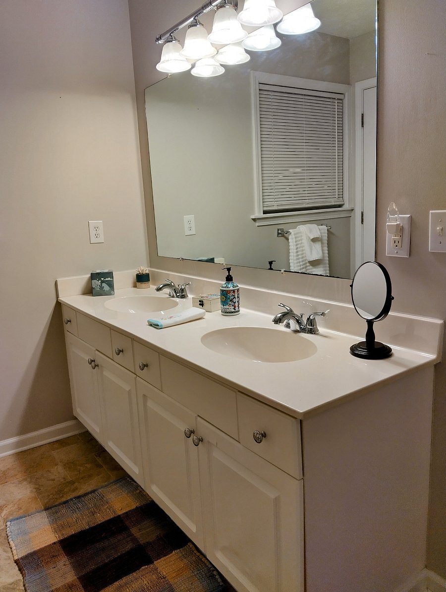 The primary bathroom features two sinks, a closet, and a separate linen closet.