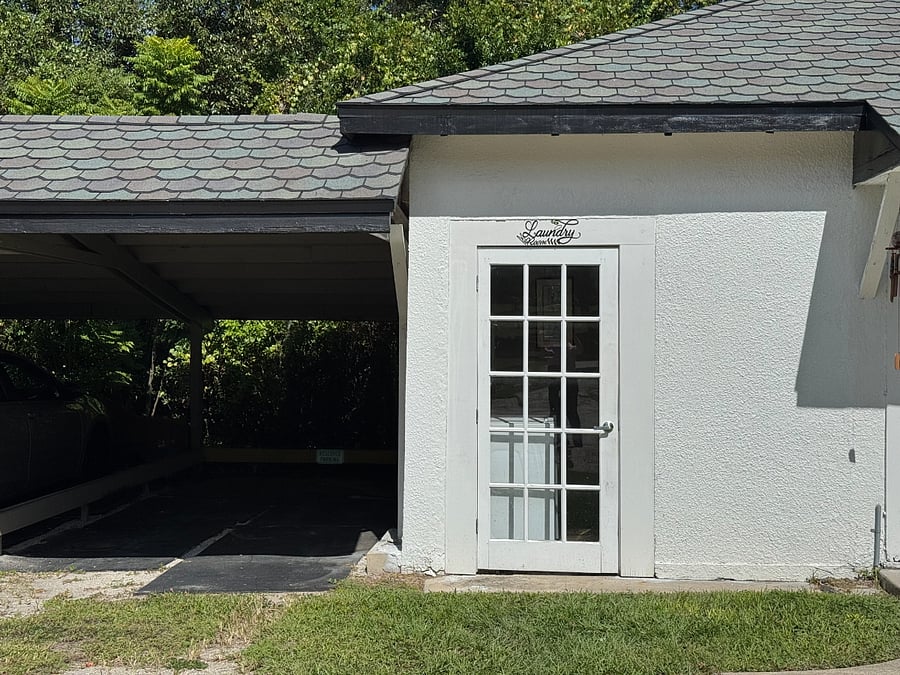 laundryroom off carport