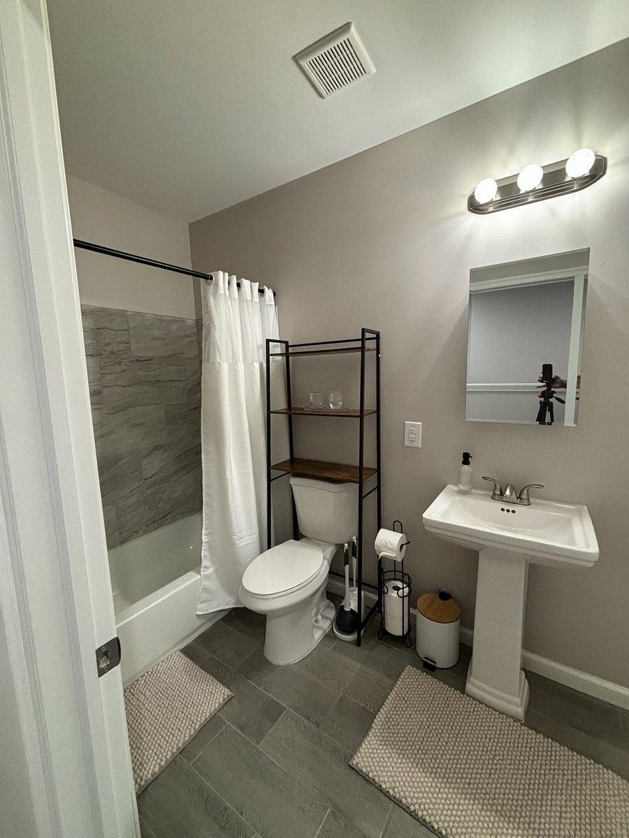 3rd. fl suite bathroom.