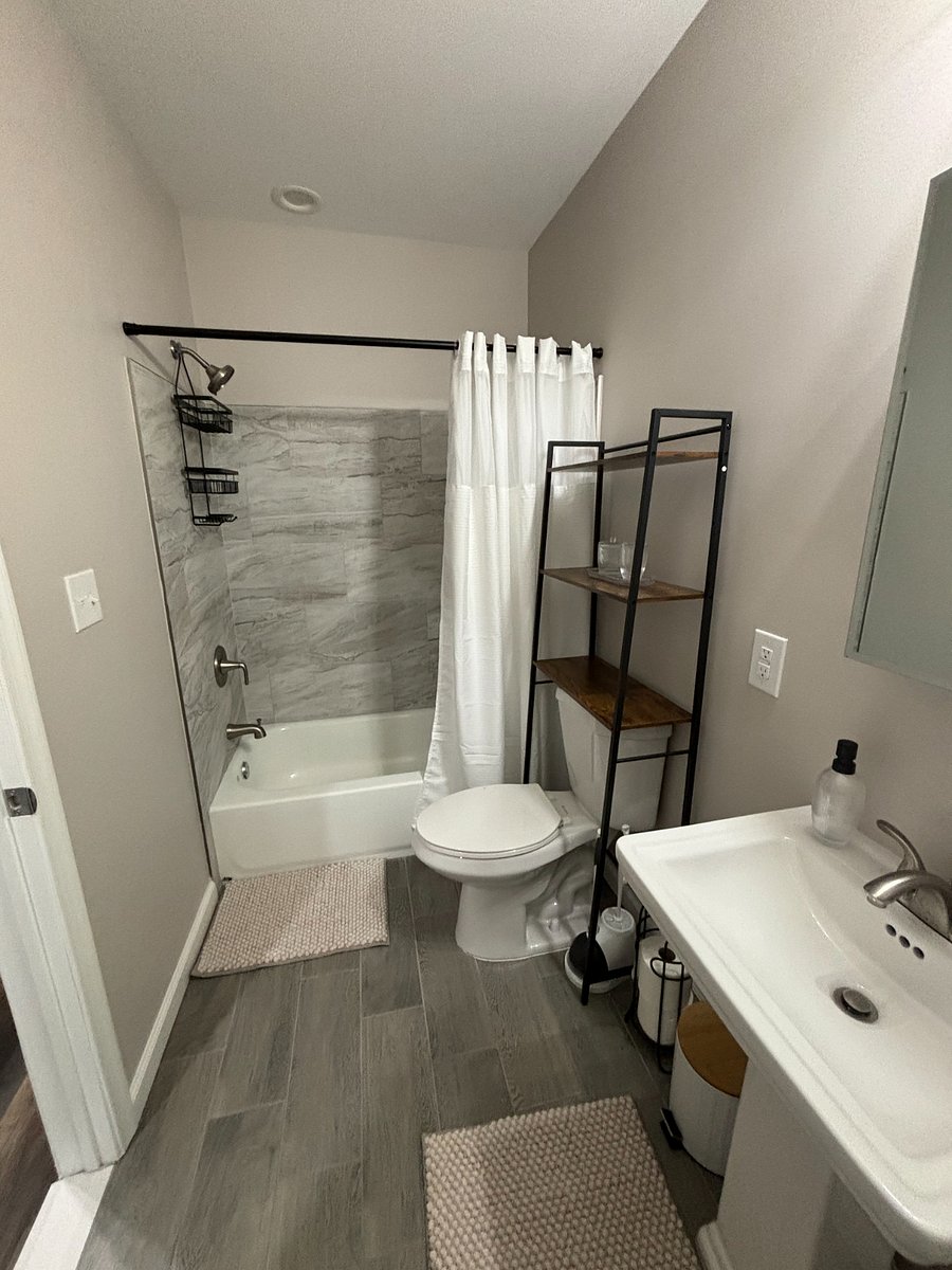 3rd. fl suite bathroom.
