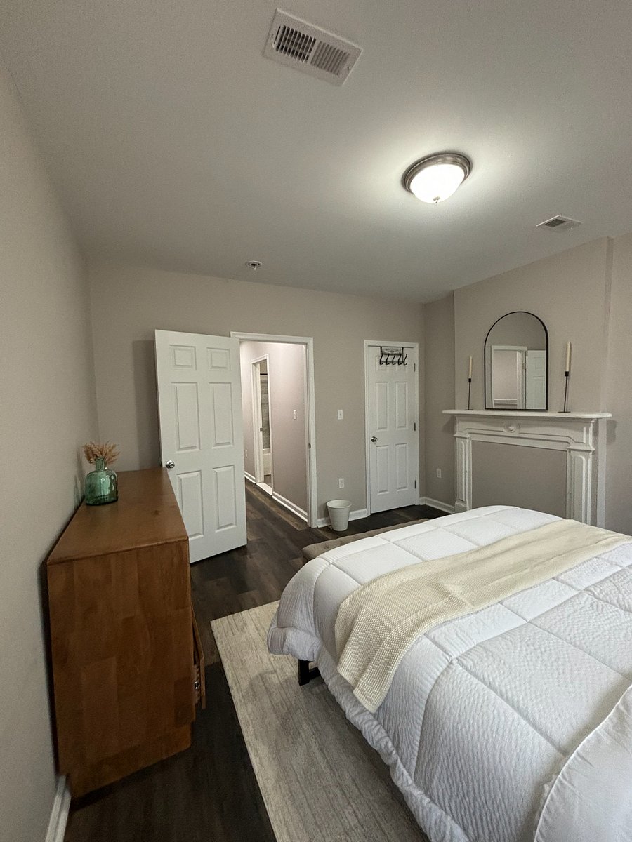 3rd. fl suite Bedroom reverse view.