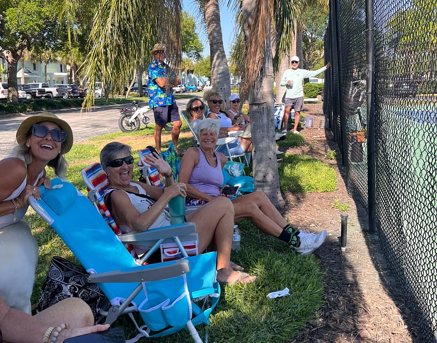Friendly pickleball fans and players!