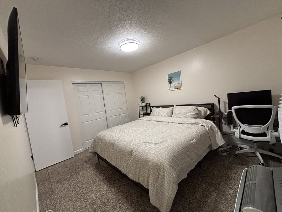 Big bedroom 1 with a brand-new King bed, a desk with large monitor and HDMI cable ready for working from home. Also, a brand-new smart TV so you can watch your favorite movies.