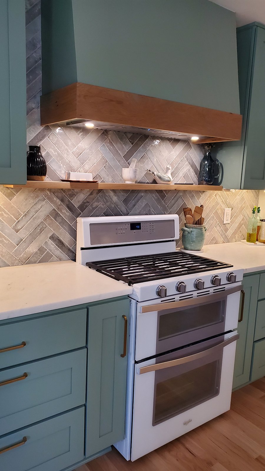 shared kitchen, gas stove