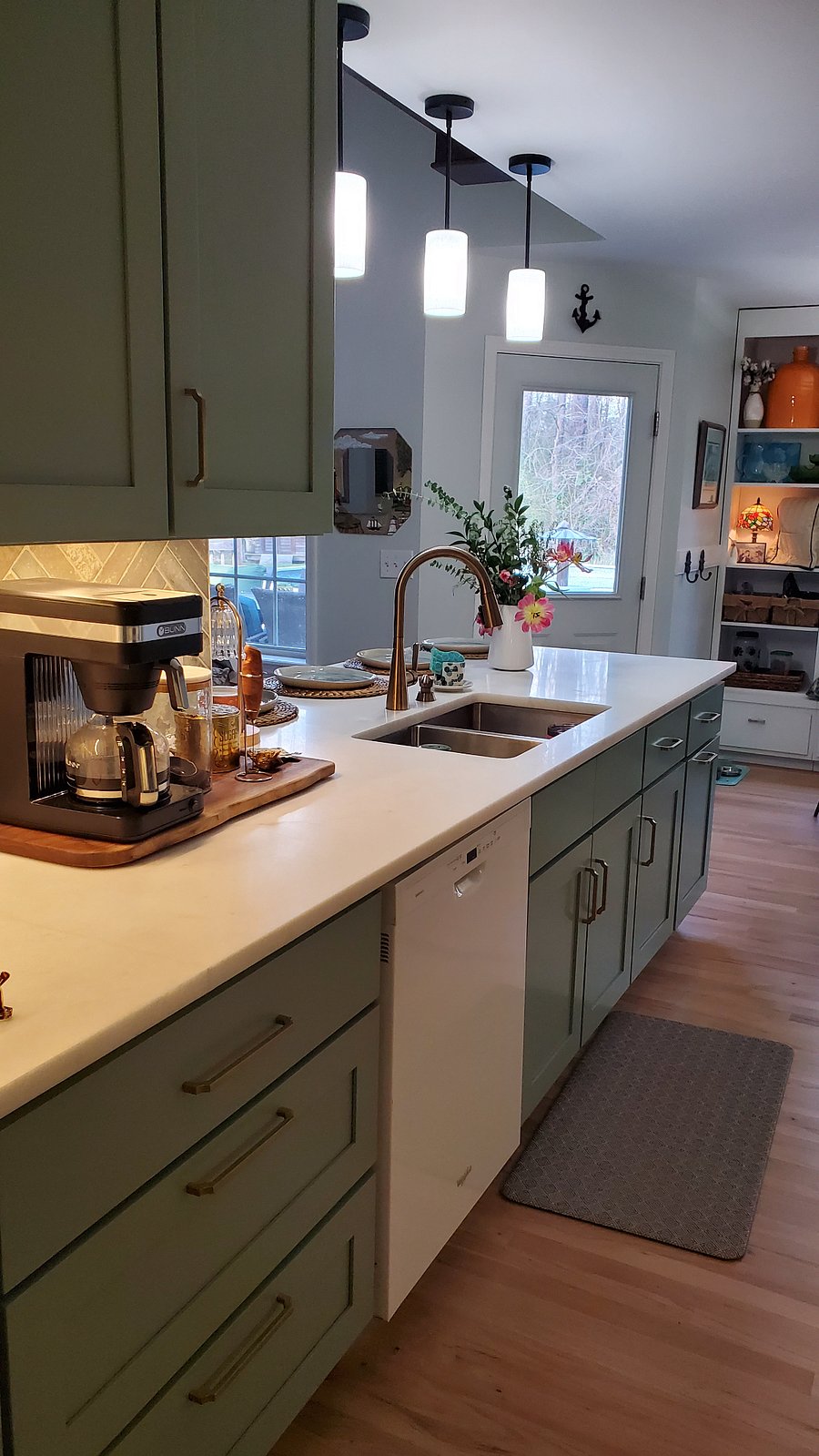 shared kitchen 
BUNN coffee maker, microwave, gas stove. ALL kitchen appliances available.