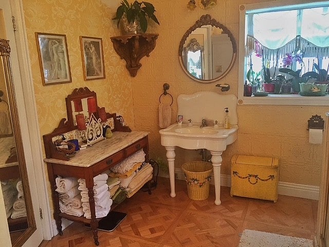 Roomy downstairs bathroom