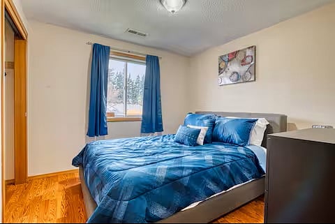 Bedroom 2- Queen