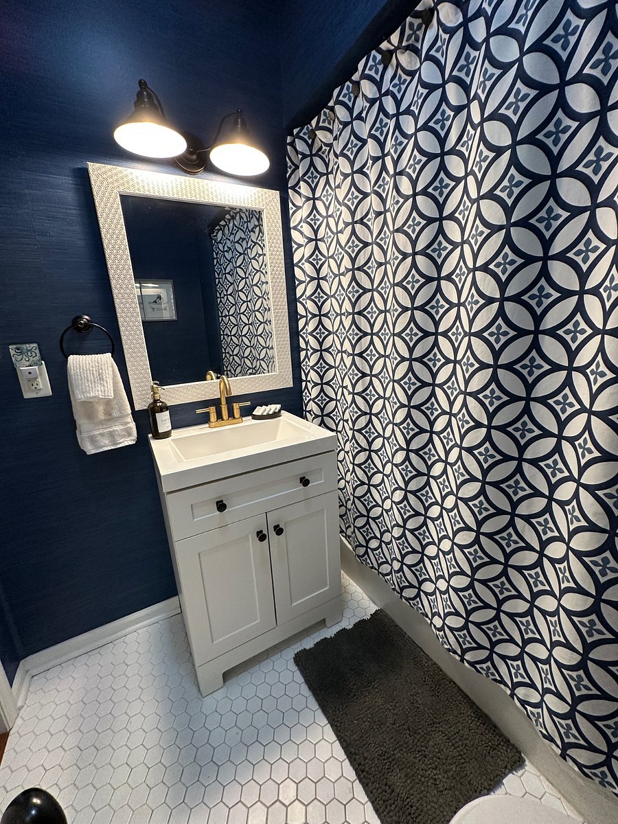 Shared 3/4 bath between 2 bedrooms