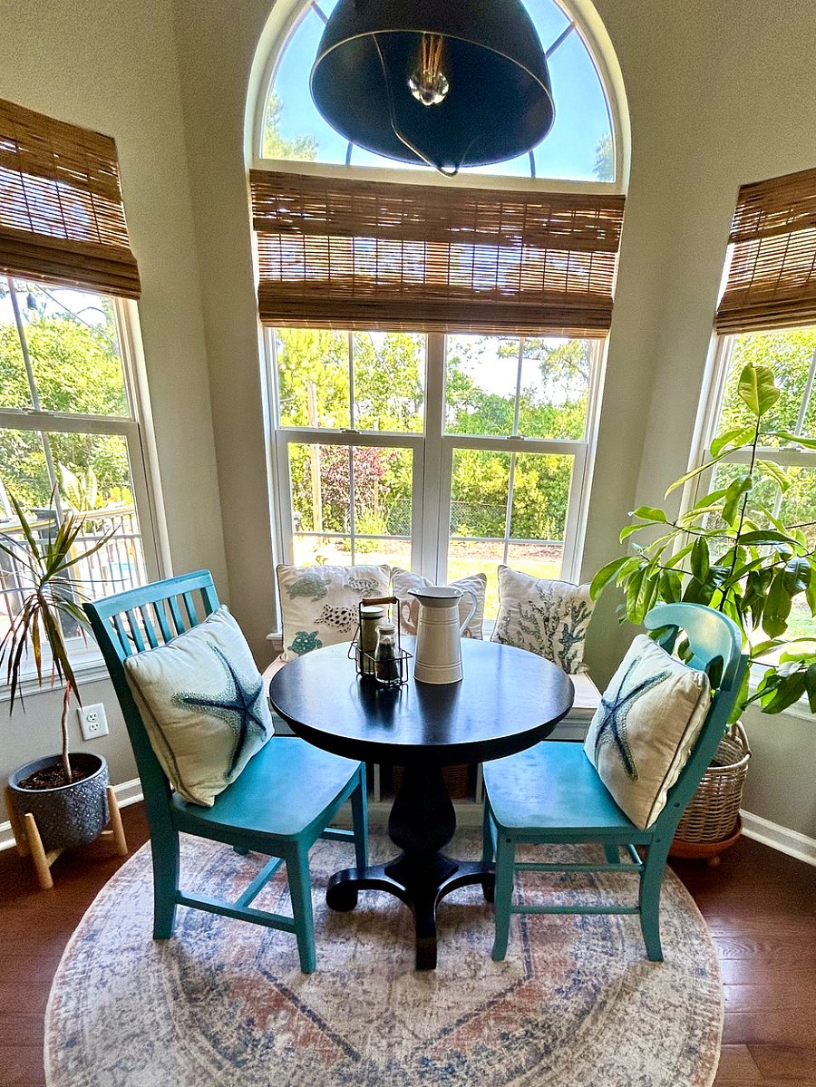 Cozy breakfast nook off kitchen
