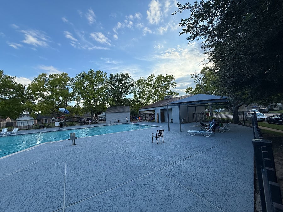 Community amenities include a large swimming pool and a separate children's pool