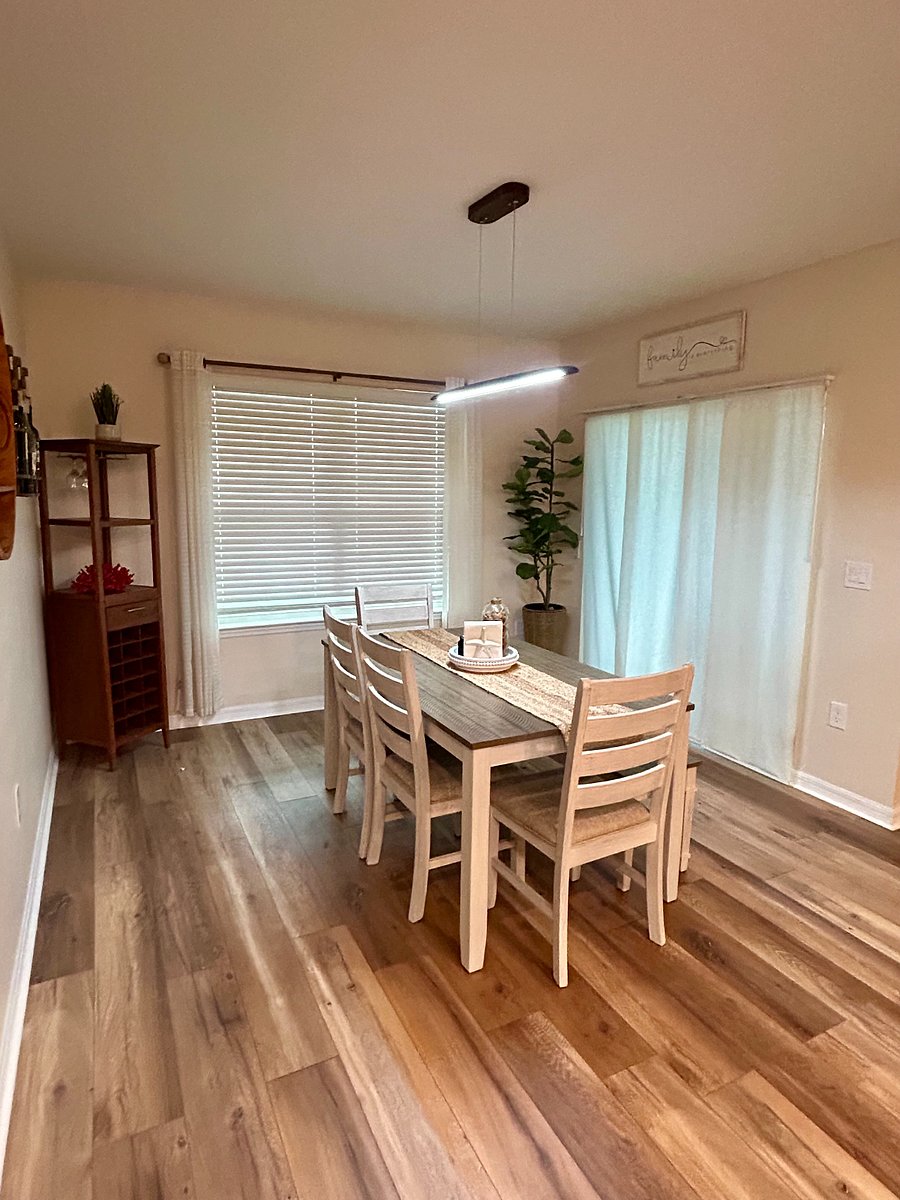 Dining Room, seats 6