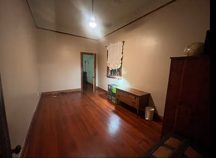This room has a bed now, will update picture when I get a chance.