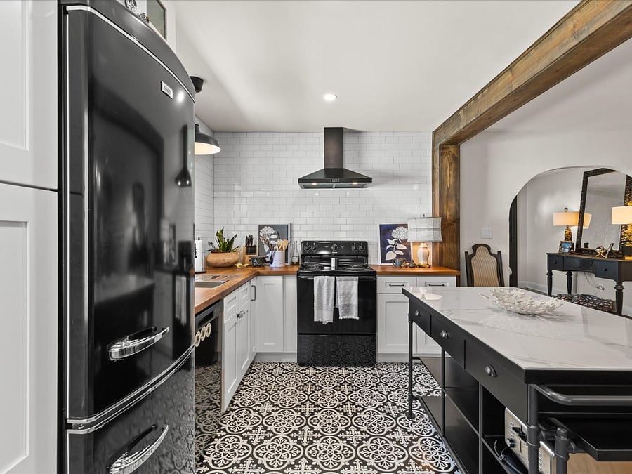 Ample prep space with standard appliances including toaster, tea steeper, and blender.