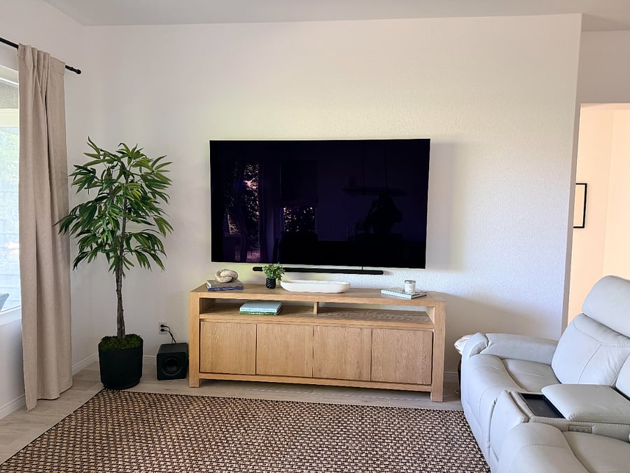 83" Smart TV