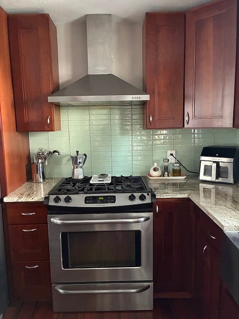 gas stove with all the necessary kitchenware to prepare your meals at home