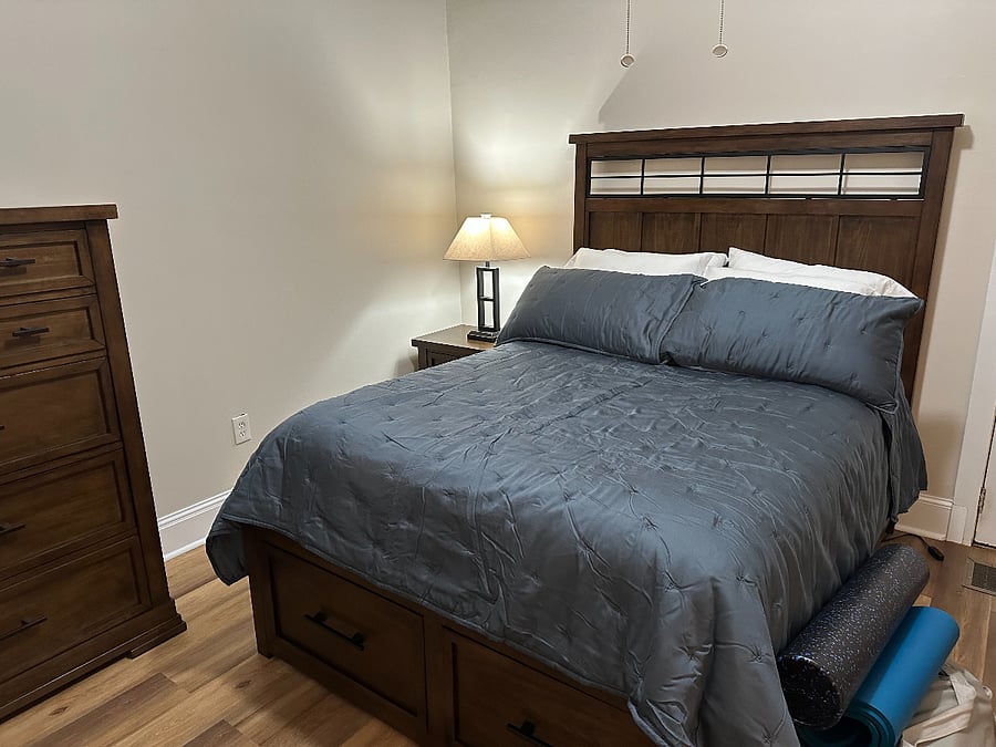 Queen Size Bed, Night Stand & Lamp, Dresser