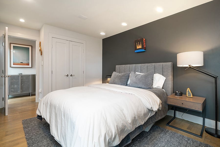 Bedroom with queen size bed