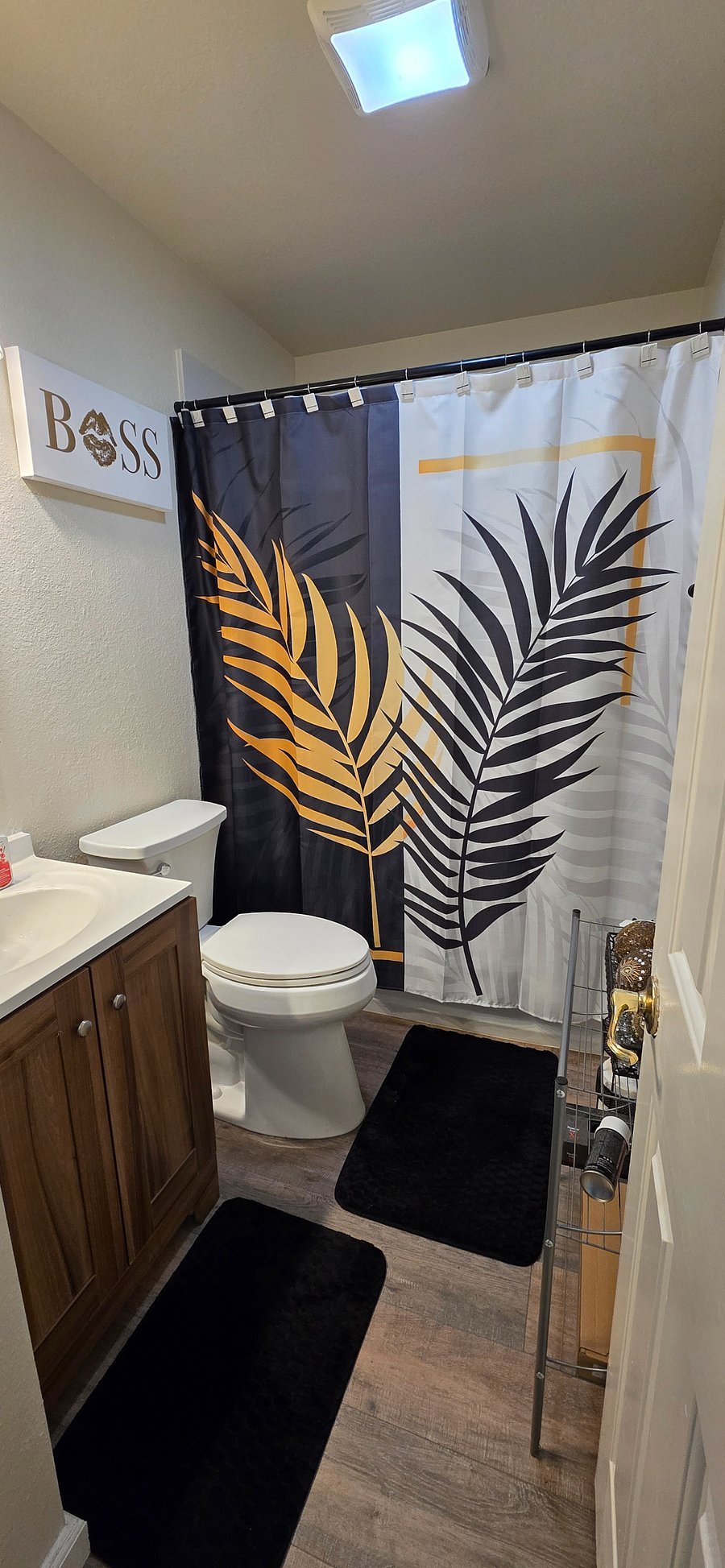 Hall Bathroom w/tub