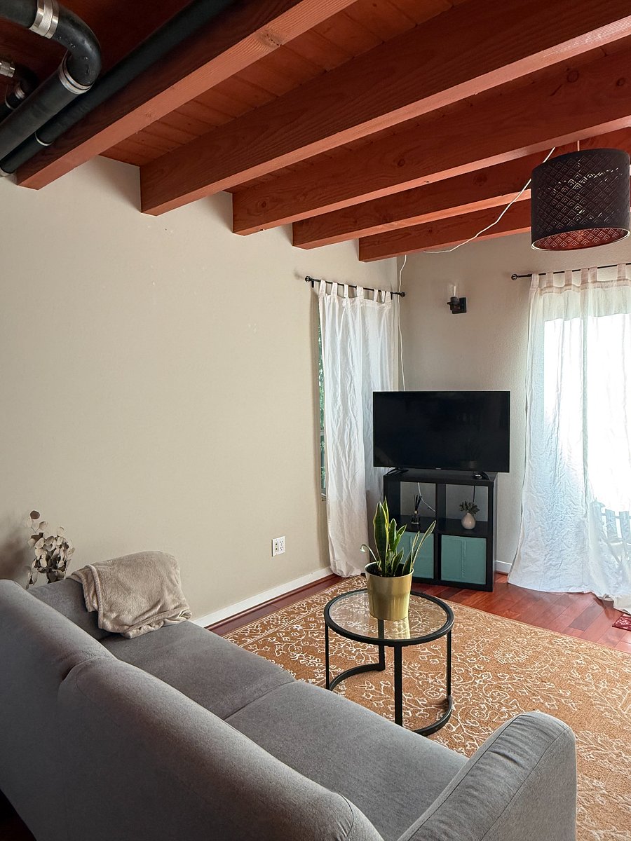 Living room w/ smart TV