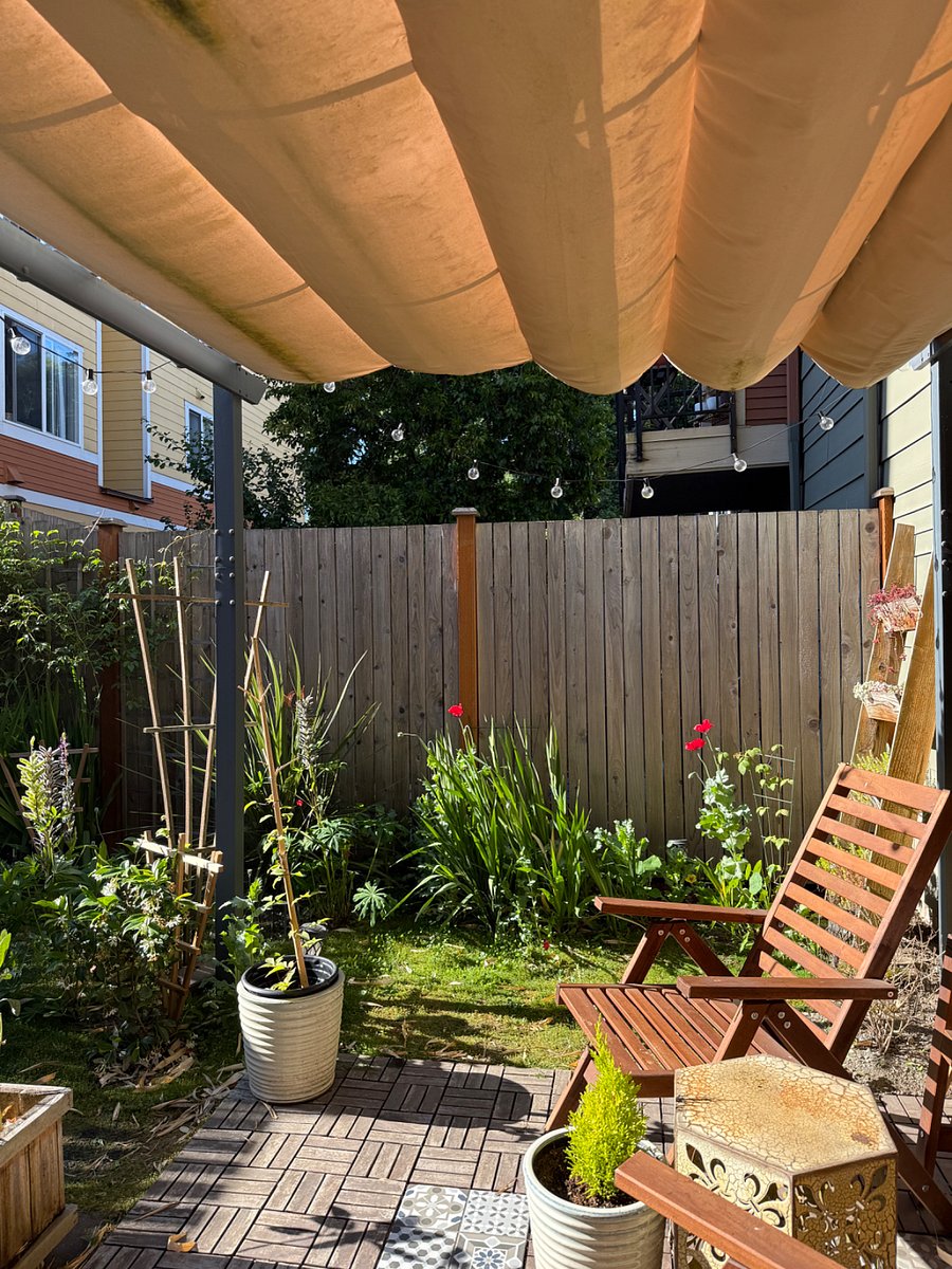 Private fully fenced yard