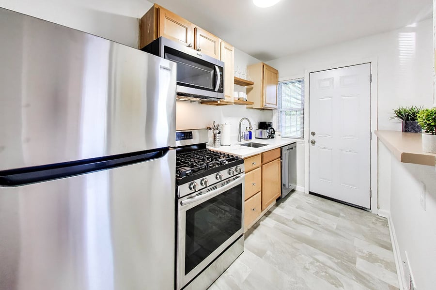 Gas Stove and microwave, great for cooking