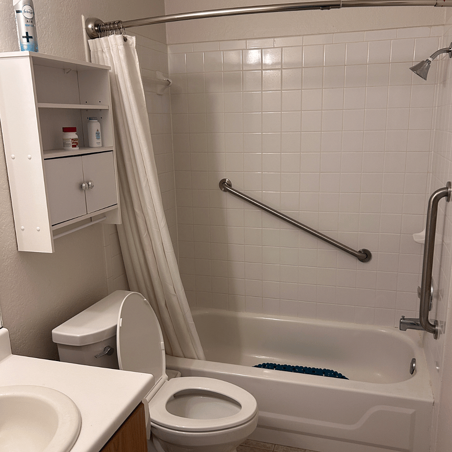Secondary bathroom with full bathtub