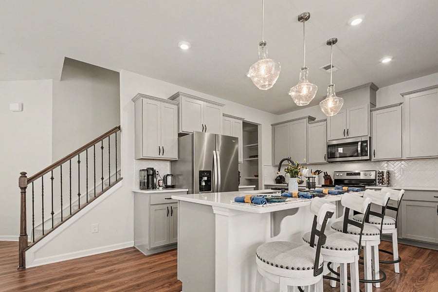 Full size kitchen with island for 4