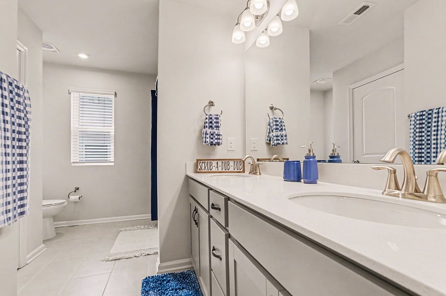 Full size guest suite bathroom