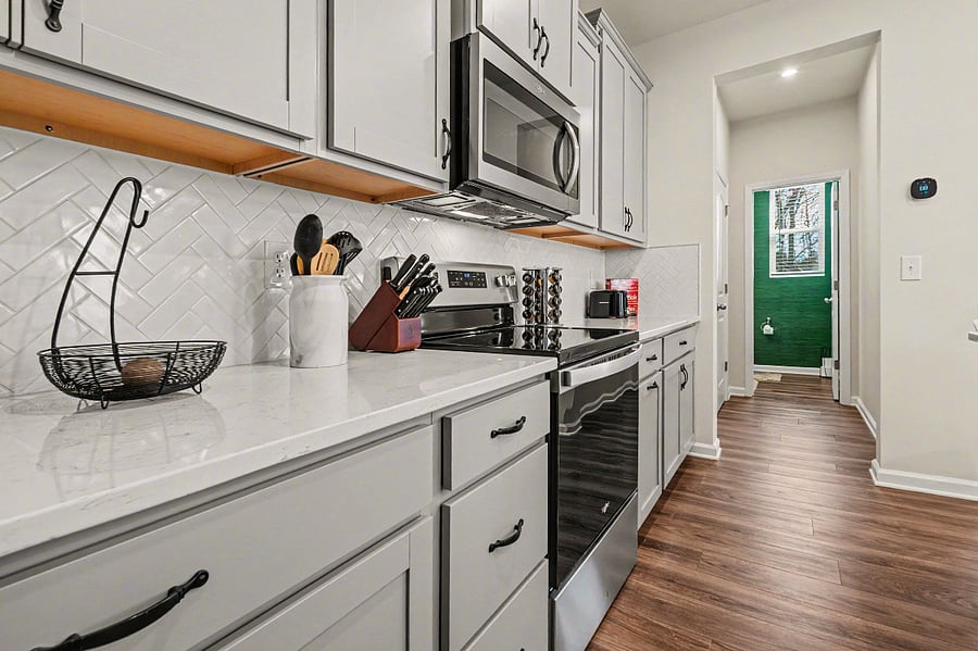 Full electric stove and oven with utensils included