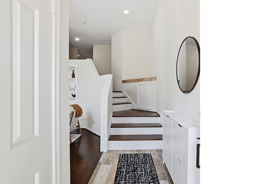 Entrance with shoe rack and closet