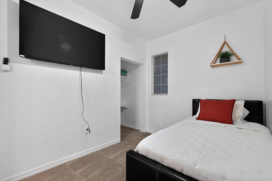 3rd bedroom two twin beds. 