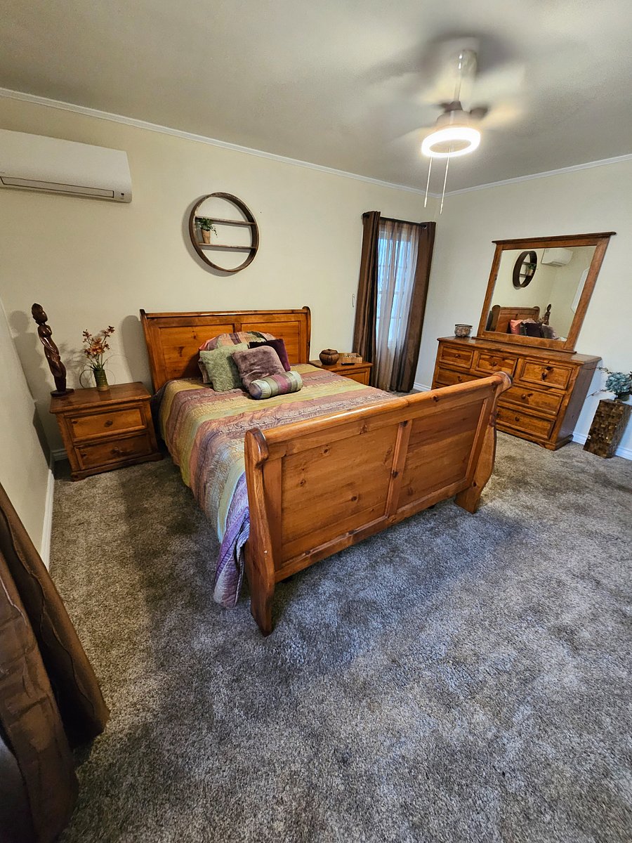 Solid wood Queen bedroom set