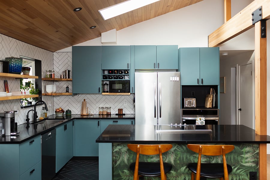 Kitchen and breakfast bar