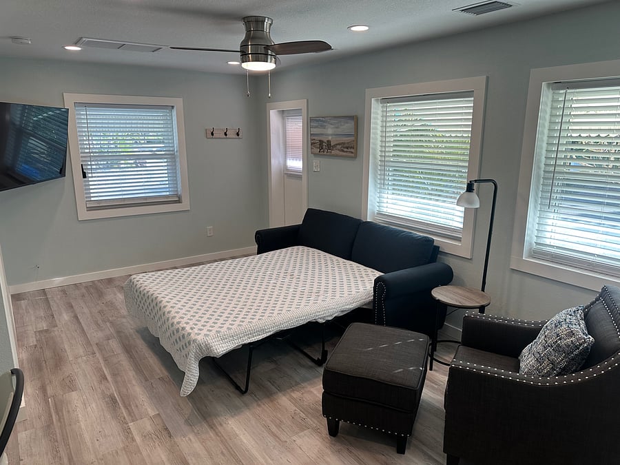 Livingroom W Bed