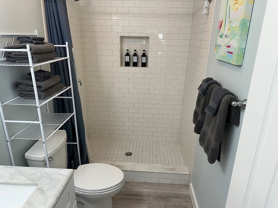 Bathroom w Stand Up Shower