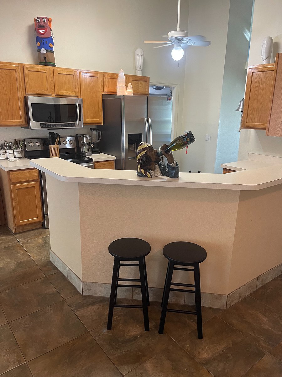 KITCHEN BREAKFAST BAR