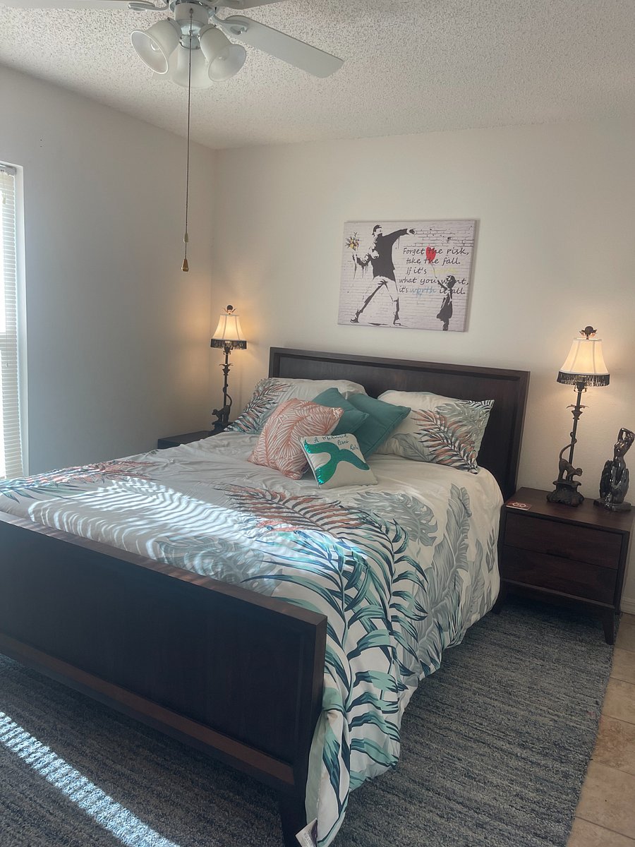2ND BEDROOM QUEEN BED