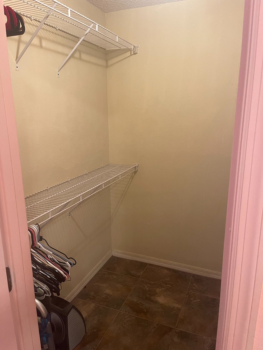 MASTER WALK IN CLOSET