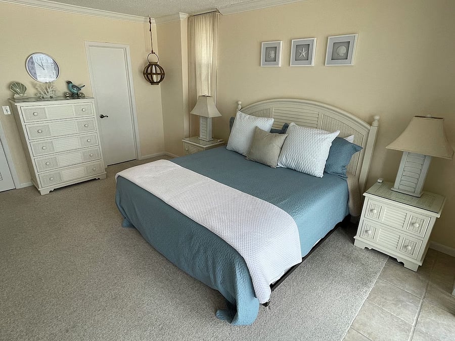 Master suite has large walk-in closet, en-suite full sized bath 