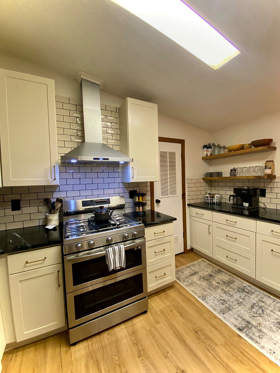 Large gas range. Soapstone counters.