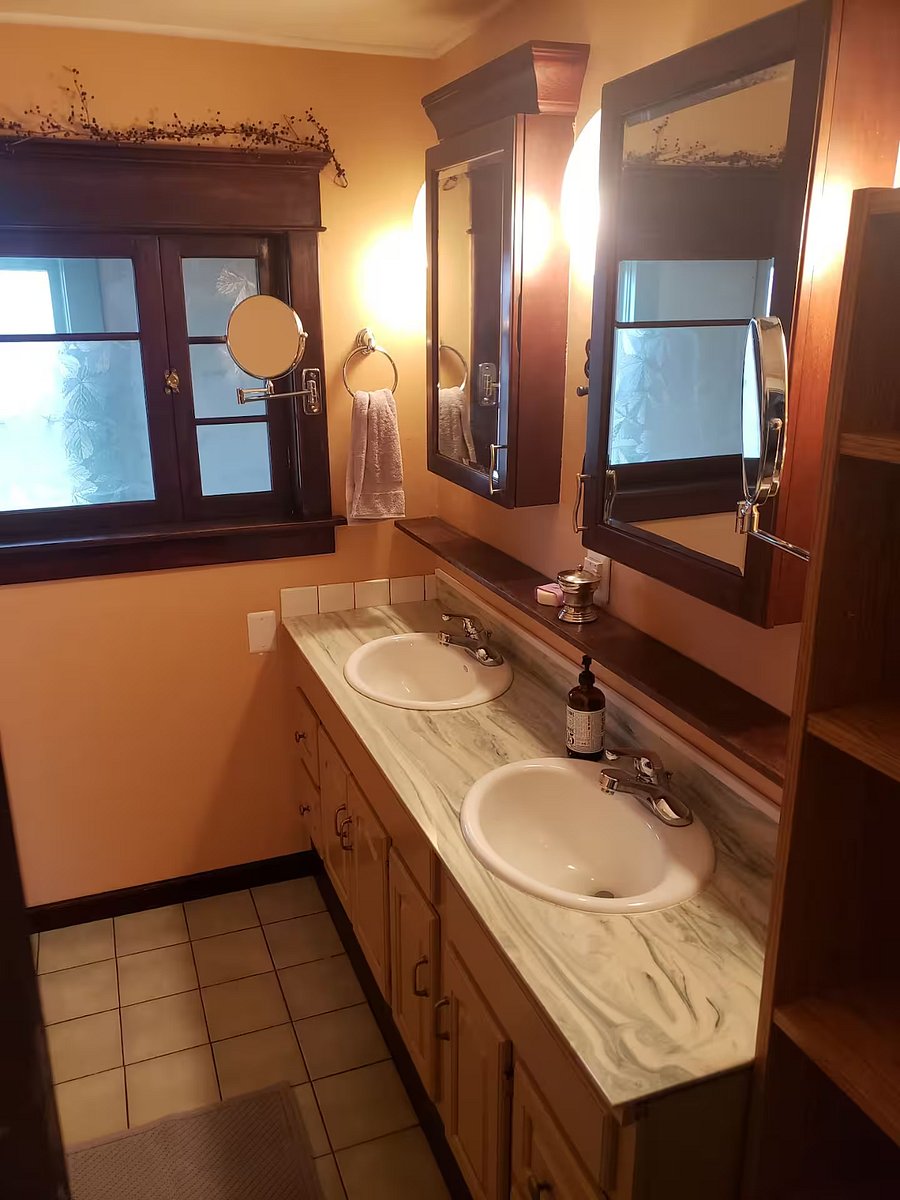 Downstairs bathroom w/large soaker tub