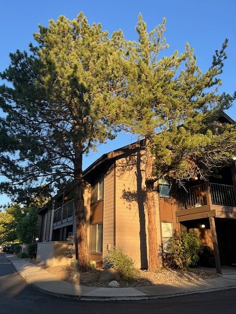 Upper corner building