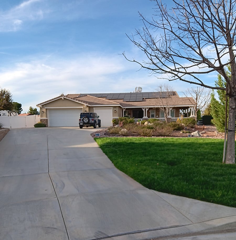 Long drive with safe parking in front of or behind the fence.