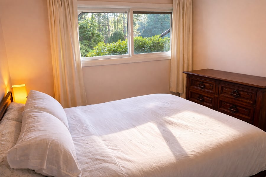 The house has 2 queen beds.