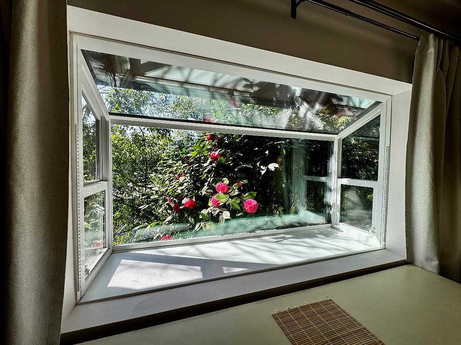 The house has 4 garden windows.