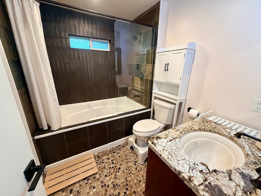 This is the bathroom nearest the 3 bedrooms. It has a tub.