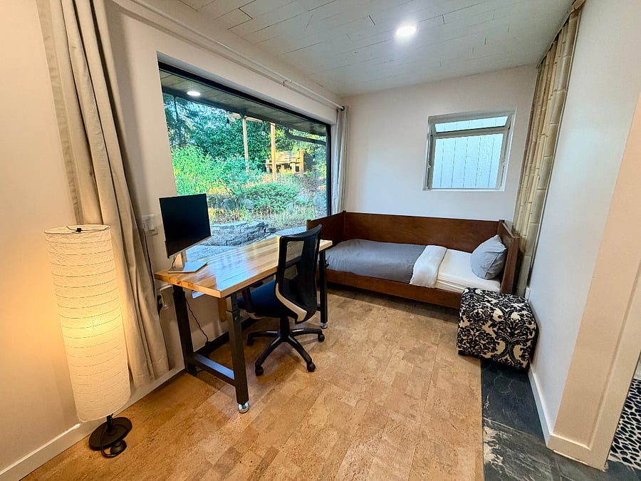 2nd office space with twin daybed for lounging or additional sleeping.